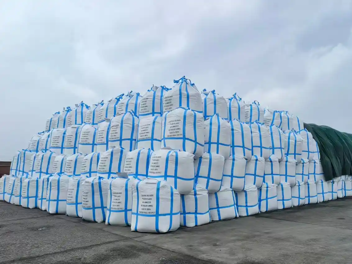 Stok jumbo bag kalsium klorida di pabrik siap ekspor